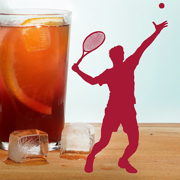 Bild eines orangefarbenen Cocktails und Umriss einer Person die Tennis spielt