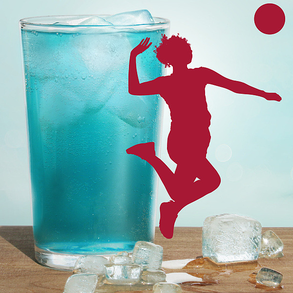 Bild eines blauen Cocktails und Umriss einer Person die Volleyball spielt