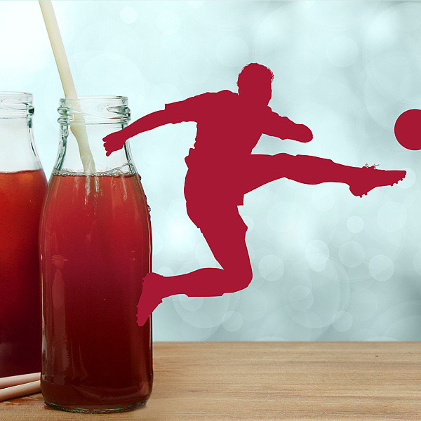 Bild eines roten Cocktails und der Umriss eines Fußballspielers mit Ball