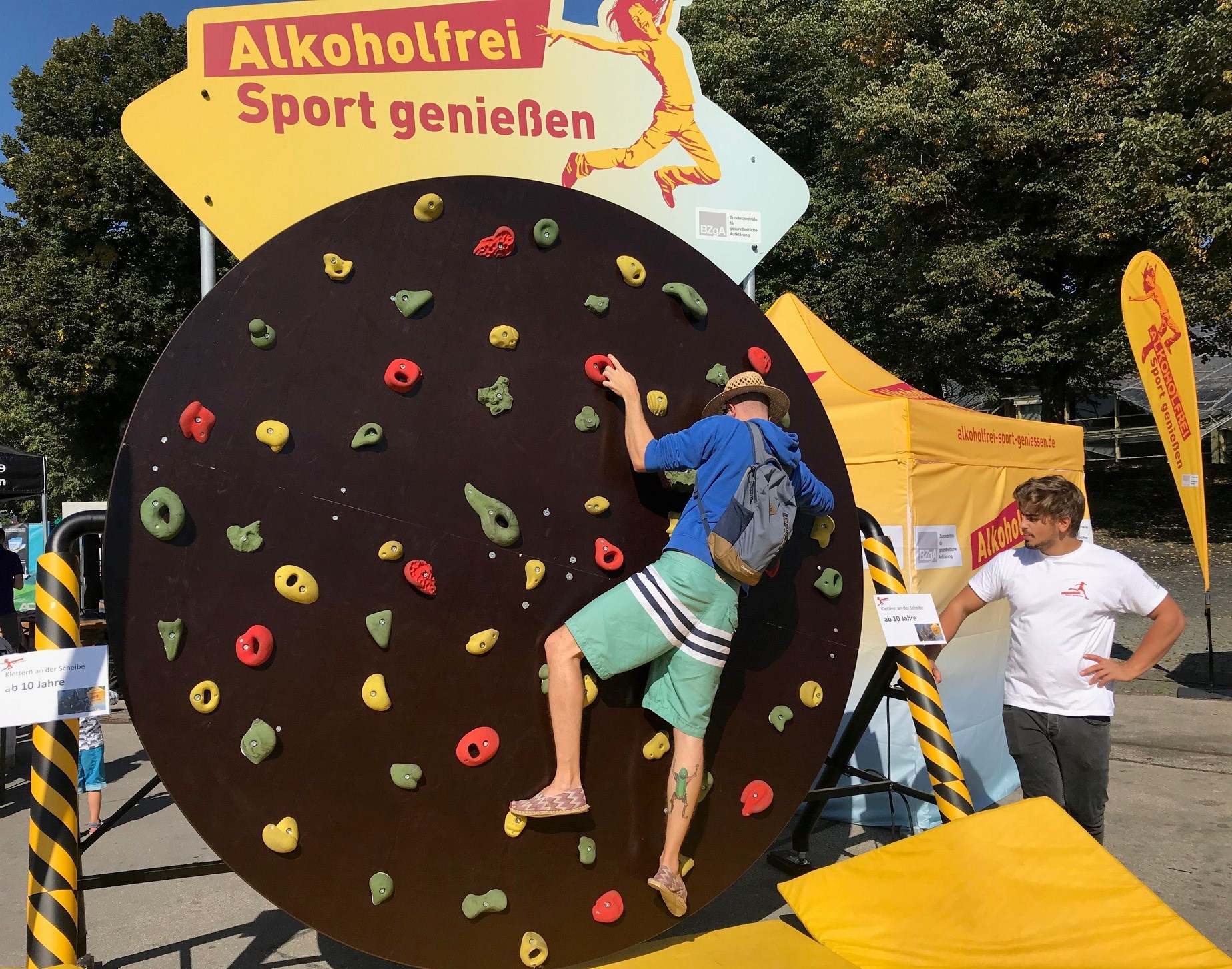 Mann auf drehbarer Kletterscheibe auf „Alkoholfrei Sport genießen“-Event