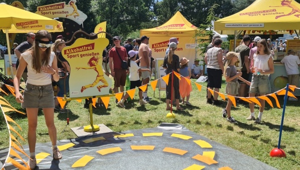 Jugendliche mit Rauschbrille auf dem Parcours von „Alkoholfrei Sport genießen“ beim Hessentag.