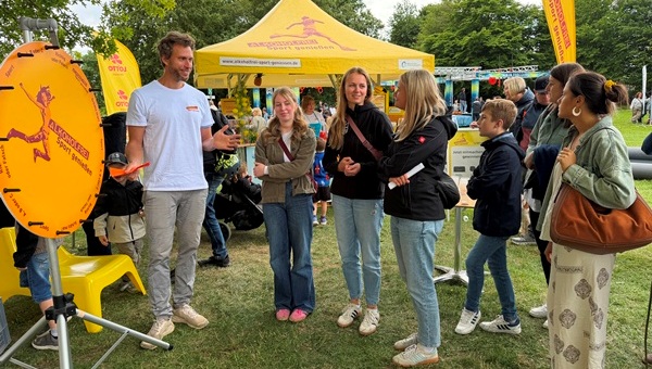 Gäste des „Alkoholfrei Sport genießen“-Eventareals mit dem Team am Glücksrad.