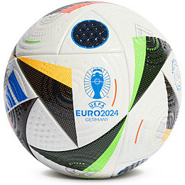 Der offizielle Spielball der Fußball-Europameisterschaft 2024 namens „Fußballliebe" in buntem Design.