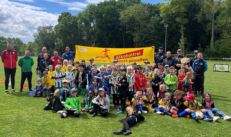Alle Teilnehmende des Gewinnervereins FSV Raßnitz auf dem Fußballfeld vor dem „Alkoholfrei Sport genießen“-Banner