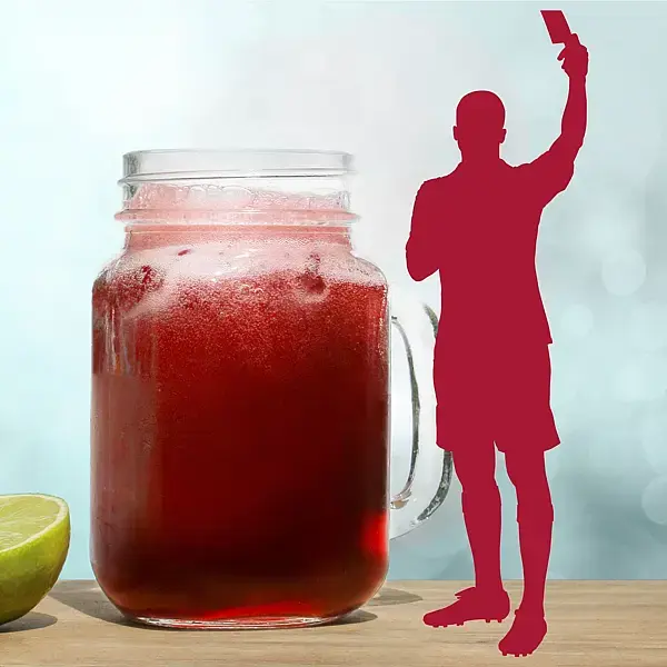 Bild eines roten Cocktails und Umriss eines Schiedsrichters der eine Karte in die Luft hält