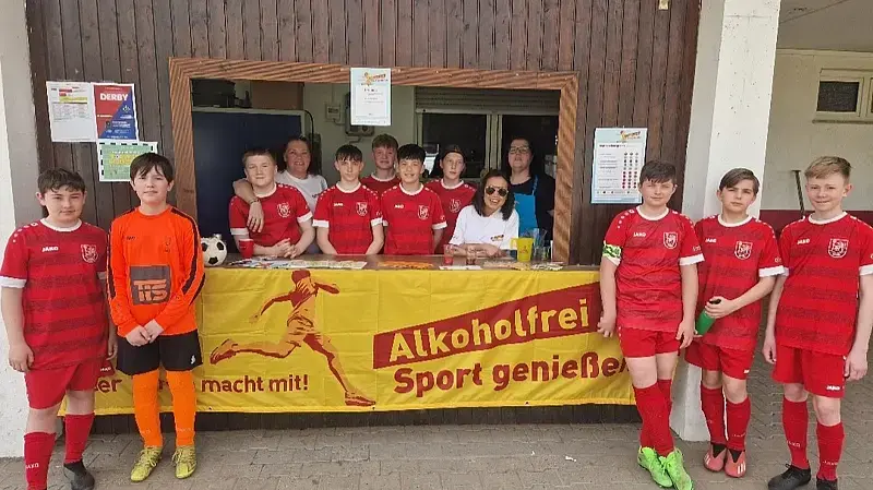 Die C-Jugend am Ausschank für die alkoholfreien Cocktails.