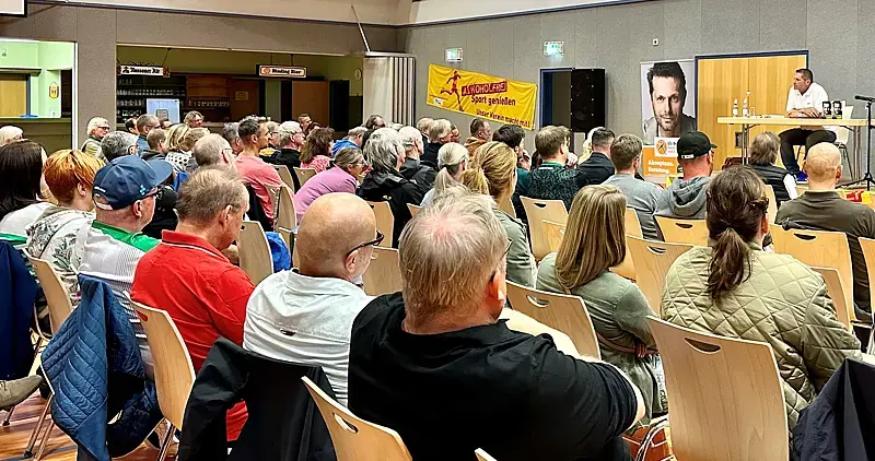 Ulrich Borowka bei seiner Lesung vor viel Publikum bei der TSG Limbach