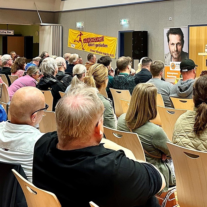 Ulrich Borowka bei seiner Lesung vor viel Publikum bei der TSG Limbach