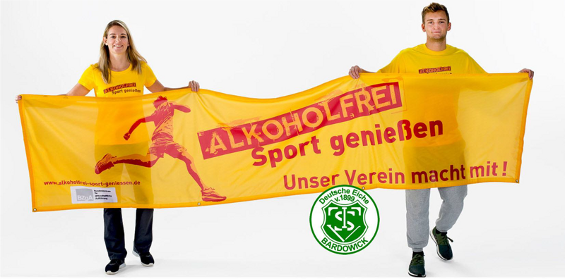 © TSV Bardowick / BIÖG Aktionsbotschafterin Nia Künzer und ein Trainer mit dem Banner von „Alkoholfrei Sport genießen“ und dem Schriftzug: „Wir machen mit!“