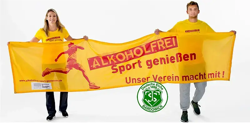Aktionsbotschafterin Nia Künzer und ein Trainer mit dem Banner von „Alkoholfrei Sport genießen“ und dem Schriftzug: „Wir machen mit!“