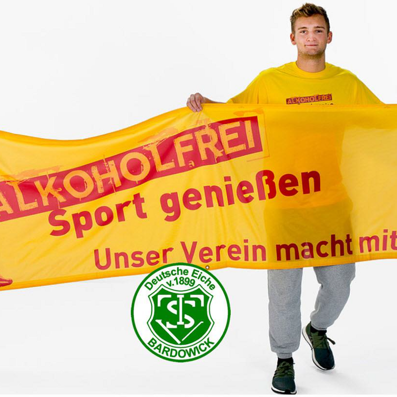 Ein Trainer mit dem Banner von „Alkoholfrei Sport genießen“ und dem Schriftzug: „Wir machen mit!“