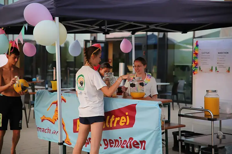 Am alkoholfreien Cocktailstand wurden zum Beachvolleyballturnier leckere alkoholfreie Cocktails aus dem Rezeptheft von „Alkoholfrei Sport genießen“ angeboten.