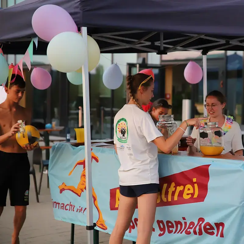 Die DJK-Sportjugend schenke den Jugendlichen an ihrem Stand alkoholfreie Cocktails des Aktionsbündnisses  „Alkoholfrei Sport genießen“ aus.