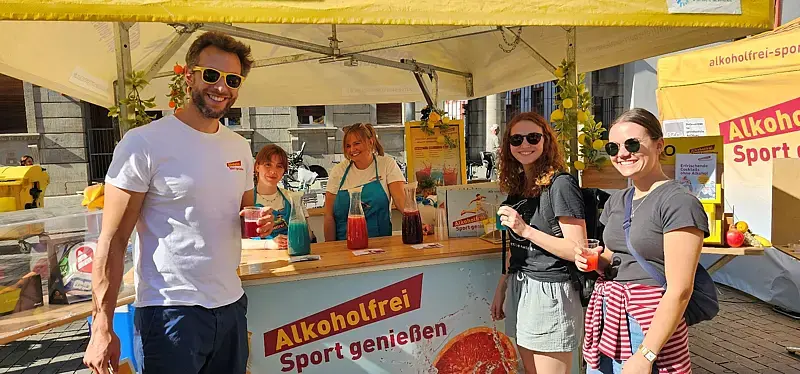 Jugendliche an der „Alkoholfrei Sport genießen-Cocktailbar beim Heidelberger Herbst