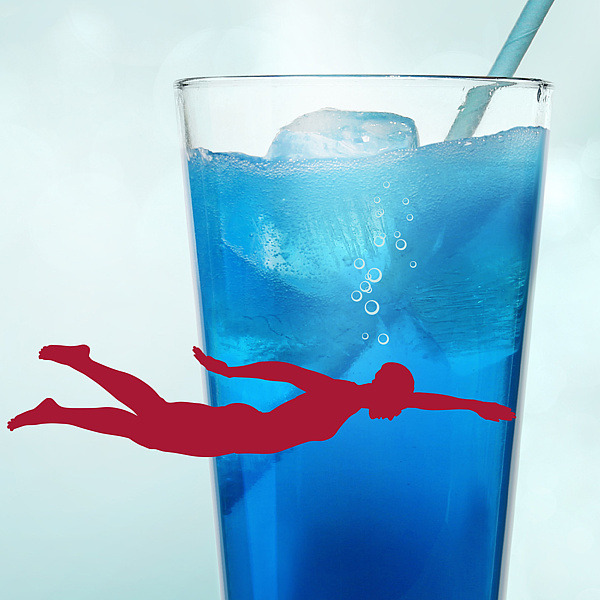 Bild eines blauen Cocktails und der Umriss eines Tauchers