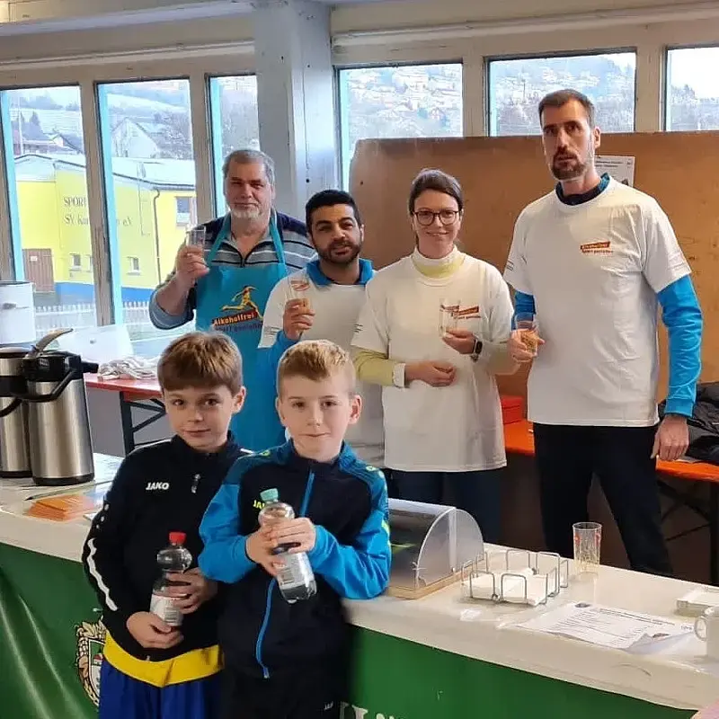 Betreuer und Jugend des SV Königshofen an der alkoholfreien Getränketheke.