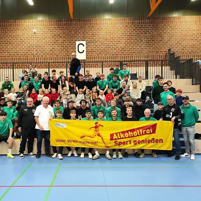  Teilnehmende und Gäste des Fußballturniers beim FC Weiden-Ost vor dem „Alkoholfrei Sport genießen“-Aktionsbanner