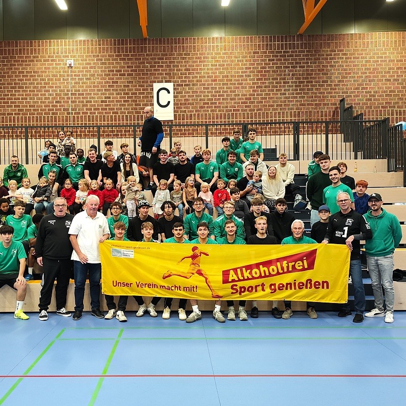  Teilnehmende und Gäste des Fußballturniers beim FC Weiden-Ost vor dem „Alkoholfrei Sport genießen“-Aktionsbanner