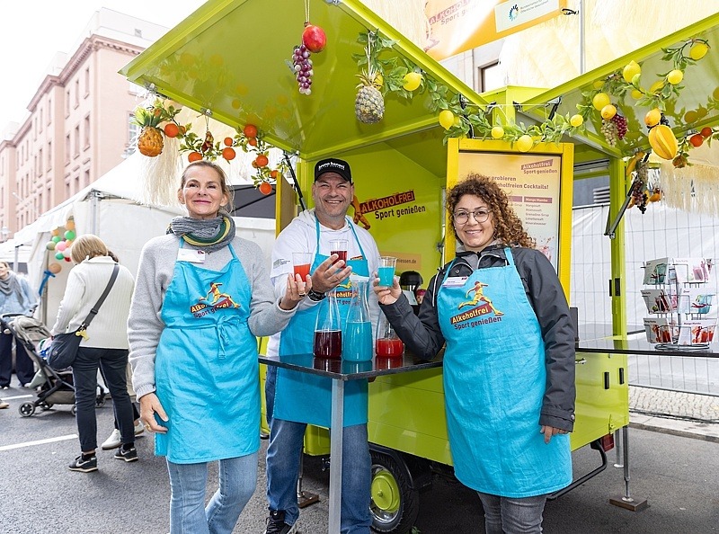 Das „Alkoholfrei Sport geniessen-Team“ am Cocktailstand mit der Ape beim Tag der offenen Tür in Berlin