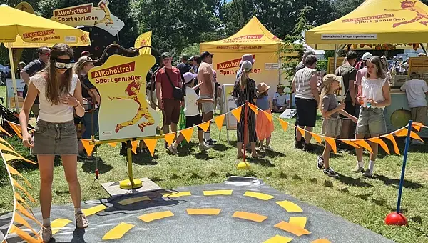 Jugendliche mit Rauschbrille auf dem Parcours von „Alkoholfrei Sport genießen“ beim Hessentag.