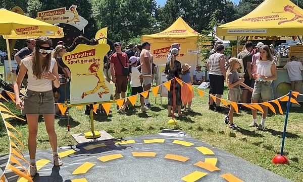 Jugendliche mit Rauschbrille auf dem Parcours von „Alkoholfrei Sport genießen“ beim Hessentag.