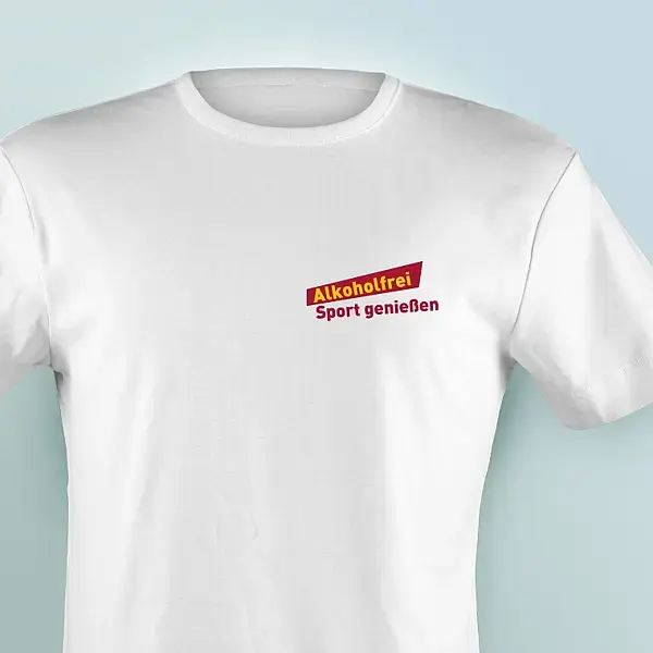 Ansicht eines T-Shirts mit Aufschrift Alkoholfrei Sport genießen